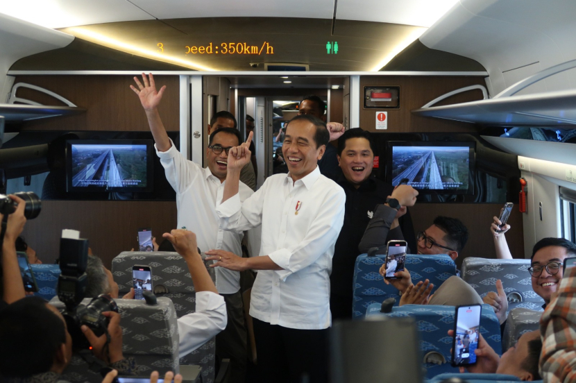 Presiden Joko Widodo mencoba Kereta Api Cepat Jakarta-Bandung (KCJB) pada Rabu (13/9). (Foto: Humas PT KAI)