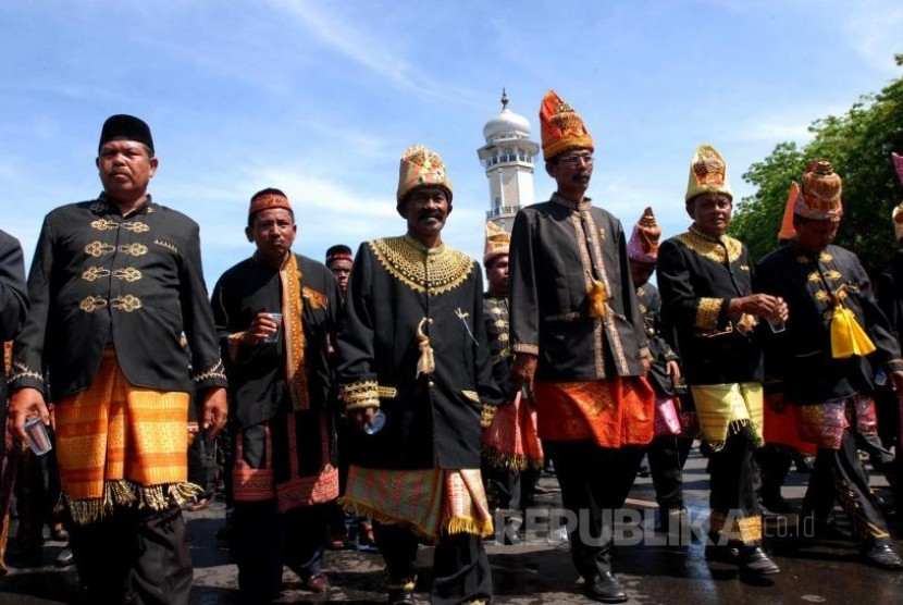 Warga mengikuti pawai adat di Banda Aceh, beberapa waktu lalu. (zarqoni/antara)