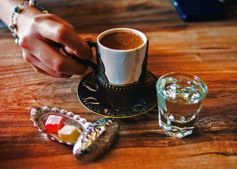 Cara orang Turki minum kopi. Kebiasaan ini kini menyebar ke seluruh dunia