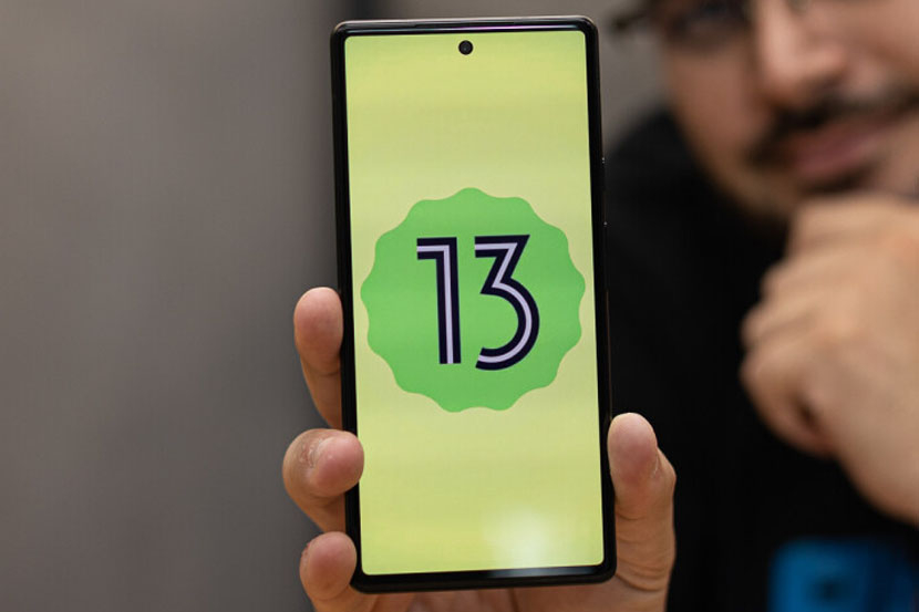 Smartphone bersistem operasi Android 13.