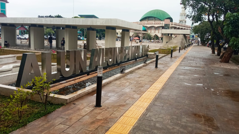 Alun-alun  Pamulang, tampak Masjid Al Mujahidin