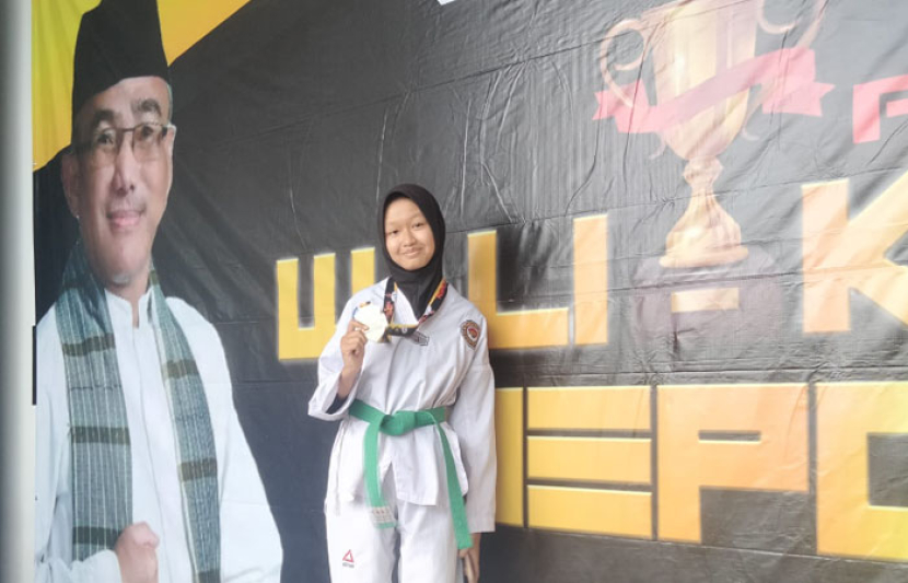 Azkia Zahwanisa meraih medali emas Turnamen Terbuka Taekwondo Piala Wali Kota Depok.