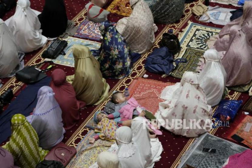 Anak-anak tidur saat jamaah wanita melakukan sholat tarawih di bulan suci Ramadhan di Masjid Istiqlal di Jakarta, Indonesia, Sabtu, 2 April 2022. Niat Sholat Tarawih Sendiri dan Berjamaah Serta Pilihan Doa Pendek. Foto: AP/Dita Alangkara