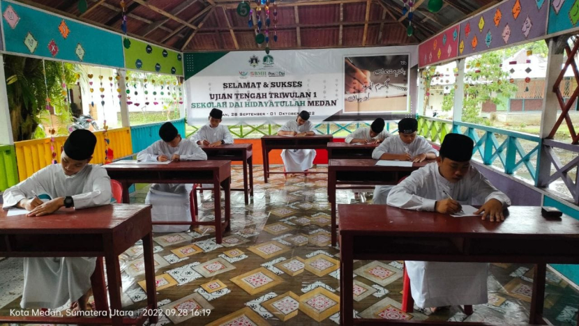 Sebanyak tujuh mahasantri Sekolah Dai binaan BMH dan Pos Dai Sumut mengikuti rangkaian ujian tengah triwulan di Ruang Serbaguna Hidayatullah Medan, 28-30 September 2022.