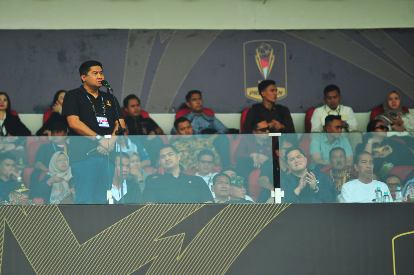 Ketua Steering Commitee Maruar Sirait menyampaikan sambutan pada upacara persemian Turnamen Piala Presiden 2024 di Stadion Si Jalak Harupat, Soreang, Kabupaten Bandung, Jumat (19/7/2024) (Foto: Yogi Ardhi/Republika Network) 