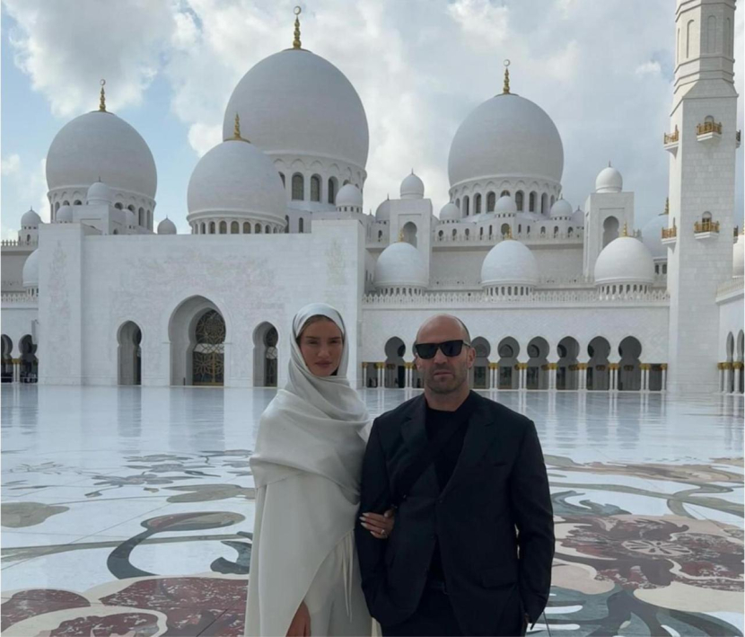 Aktor Hollywood Jason Statham (kanan) bersama tunangannya, Rosie Huntington Whiteley (kiri) ketika mengunjung Masjid Sheikh Zayed Abu Dhabi. (Dok. Instagram/@jasostatham)