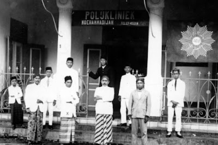 KH Mas Mansur (kedua dari kiri, bawah) di depan Poliklinik Muhammadiyah Surabaya. (repro PW Muhammadiyah Jatim)