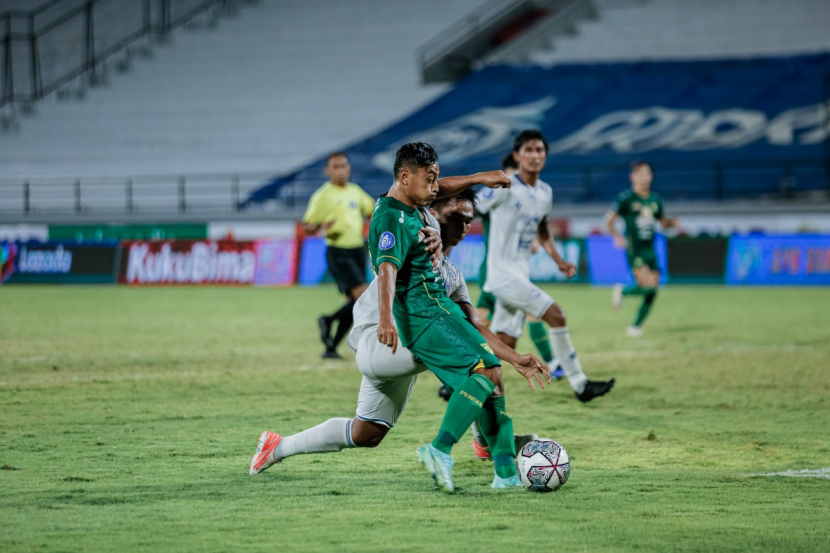 Gol tunggal Samsul Arif bawa kemenangan bagi Persebaya atas Arema. Dok. Persebaya