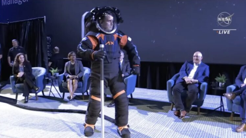 Prototipe kostum astronaut untuk misi Artemis. (Axiom)