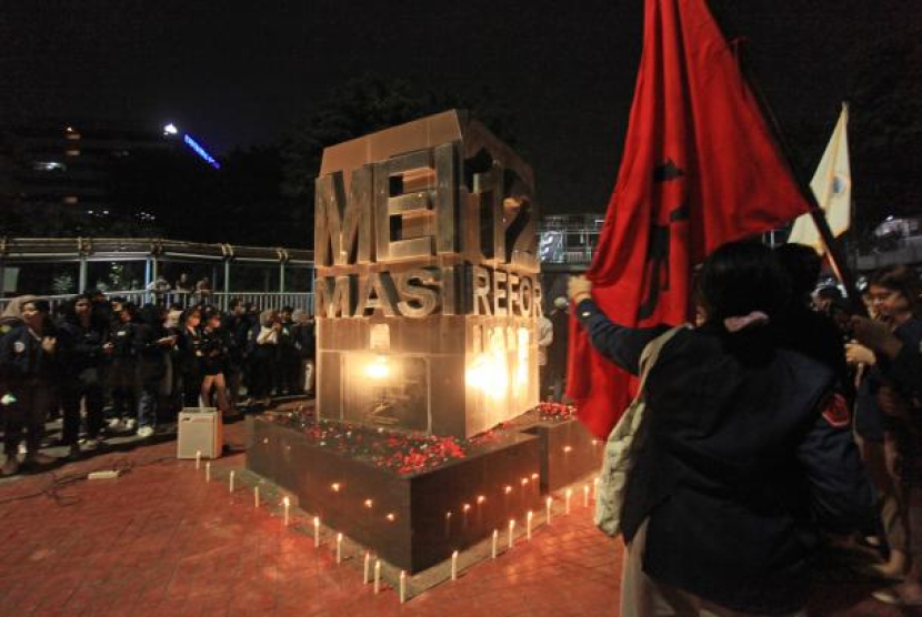 Mahasiswa Universitas Trisakti mengikuti aksi malam gelora di Tugu 12 Mei Reformasi, Kampus Universitas Trisakti, Jakarta, Rabu (11/5/2022). Aksi tersebut untuk memperingati 24 Tahun tragedi Trisakti pada 12 Mei 1998 yang menelan korban empat orang mahasiswa Trisakti saat memperjuangkan reformasi. Foto:ANTARA/Reno Esnir