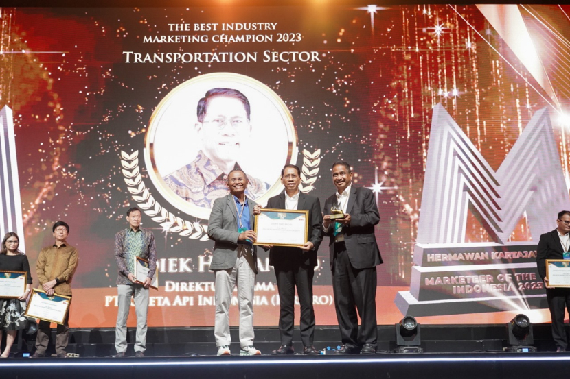 Dirut KAI Didiek Hartantyo (tengah) saat menerima Penghargaan The Best Industry Marketing Champion 2023 Sektor Transportasi dari MarkPlus Inc di Jakarta, Kamis (7/12)