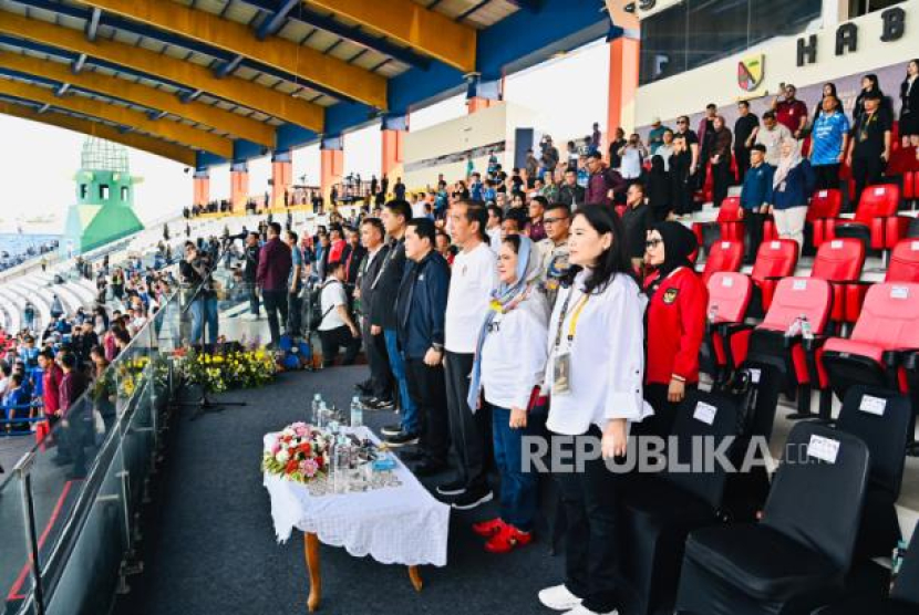 Presiden Joko Widodo bersama Ketua Umum PSSI Erick Thohir menghadiri pembukaan Piala Presiden 2024 di Stadion Si Jalak Harupat, Jumat, (19/7/2024). (Dok. Republika) 