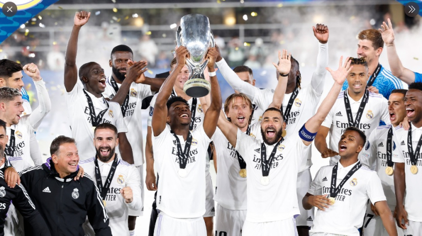 Pemain Real Madrid berpesta usai mengalahkan Eintracht Frankfurt 2-0 di Piala Super UEFA 2022. (Twitter/@realmadrid)