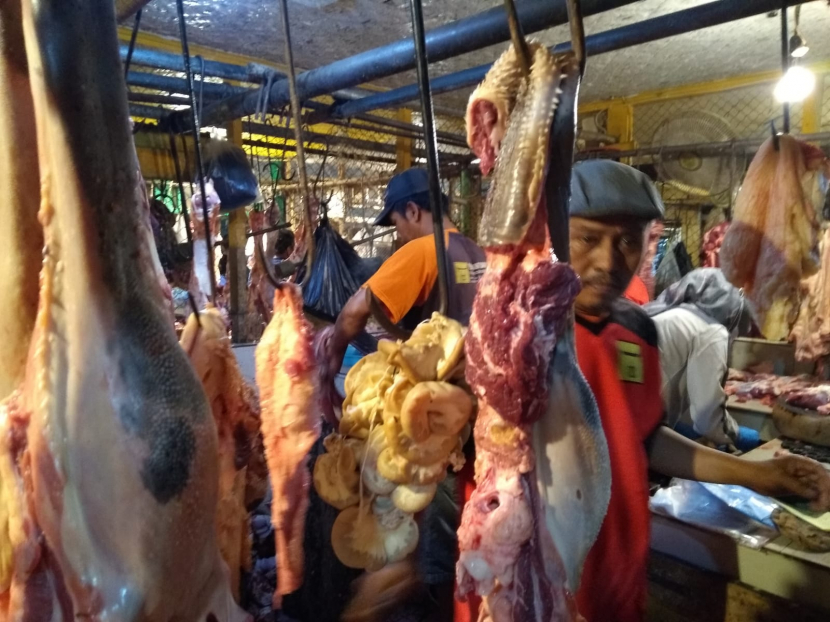 Harga daging sapi di Pasar Baru Indramayu naik, Jumat (9/7/2022). (Lilis Sri Handayani)