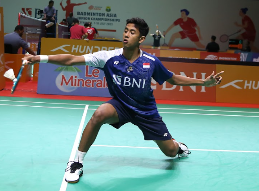 Pemain tunggal putra Alwi Farhan melaju ke perempat final Kejuaraan Asia Junior 2023. Sayangnya pasangan ganda putra Muhammad Al Farizi/Nikolaus Joaquin harus terpental.