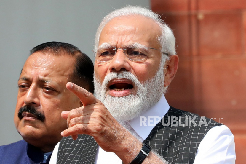 Perdana Menteri India, Narendra Modi, menunjukkan jarinya. (EPA-EFE/HARISH TYAGI/Republika.co.id)