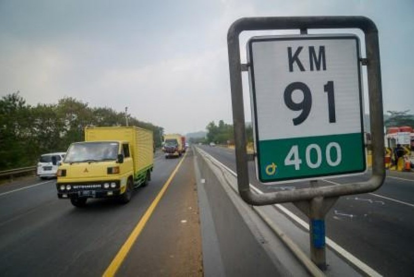 Tol Cipularang. Kecelakaan lalu lintas sering terjadi di Tol Cipularang KM 90 sampai KM 100 karena aspek geometric. Foto: Republika.
