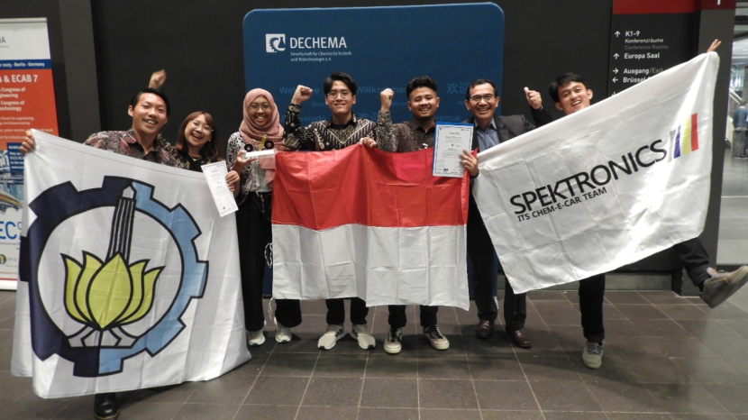 Tim Spektronics ITS berhasil meraih gelar juara pertama pada ajang Chem-E-Car yang diselenggarakan oleh kjVI VDI Germany di Aachen, Jerman, Rabu (14/09/22). Foto : its.ac.id