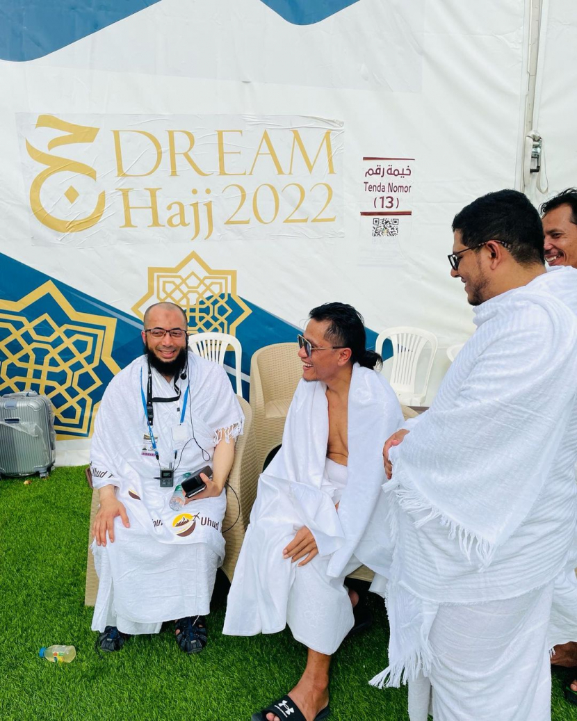 Ustadz Khalid dan Gus Miftah silaturahim di Arafah. Sempat bersilang pendapat tentang wayang kulit haram, Ustadz Khalid Basalamah dan Gus Miftah dipertemukan Allah di Padang Arafah. Keduanya telihat akrab, tidak ada dendam, bahkan saling melempar senyum dan berpelukan. Foto: Instagram Gus Miftah