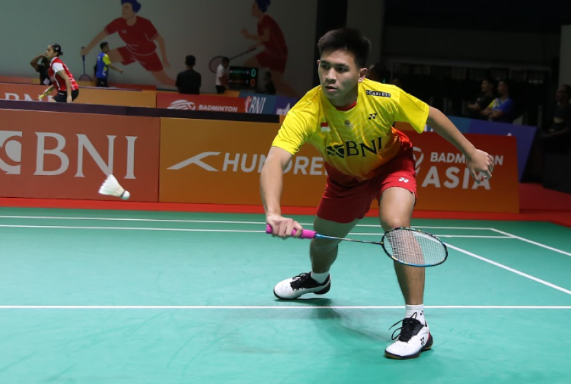 Dua pemain tunggal putra Indonesia Bodhi Ratana Teja Gotama dan Alwi Farhan melaju ke babak 16 besar Kejuaraan Asia Junior 2023.