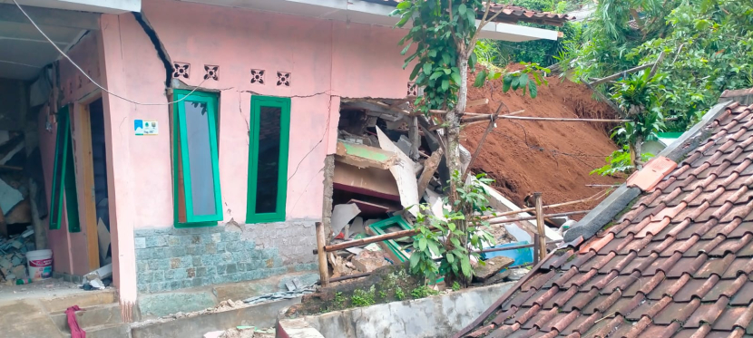 Rumah rusak tertimbun longsor di Cibadak Sukabumi