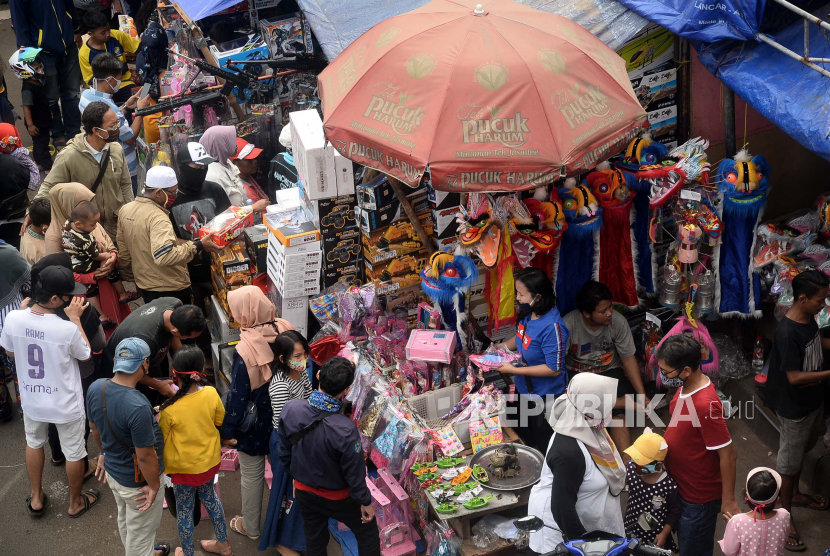 Pasar Gembrong. Aktivitas di Pasar Gembrong, Jakarta Timur, sebelum terjadinya kebakaran hebat. Pasar ini dikenal sebagai surganya mainan untuk orang tua dan anak-anak. Foto: Republika.