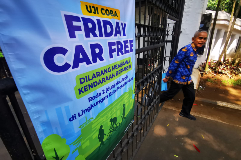 Seorang Apara Sipil  Negara Pemkot Bandung melintasi gerbang Balai Kota yang ditutup bagi kendaraan selama Friday Car Free Day di Kompleks Balai Kota Bandung, Jumat (17/5/2024) (Foto: Yogi Ardhi/Republika Network)