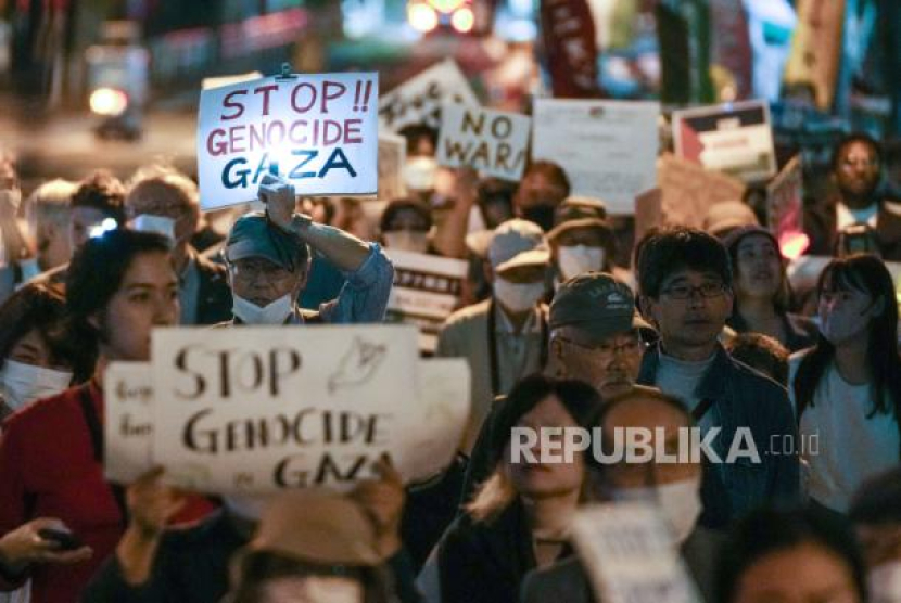 Para demonstran di Jepang yang menginginkan perdamaian, termasuk menghentikan genosida di Gaza, Palestina (EPA-EFE/KIMIMASA MAYAMA)