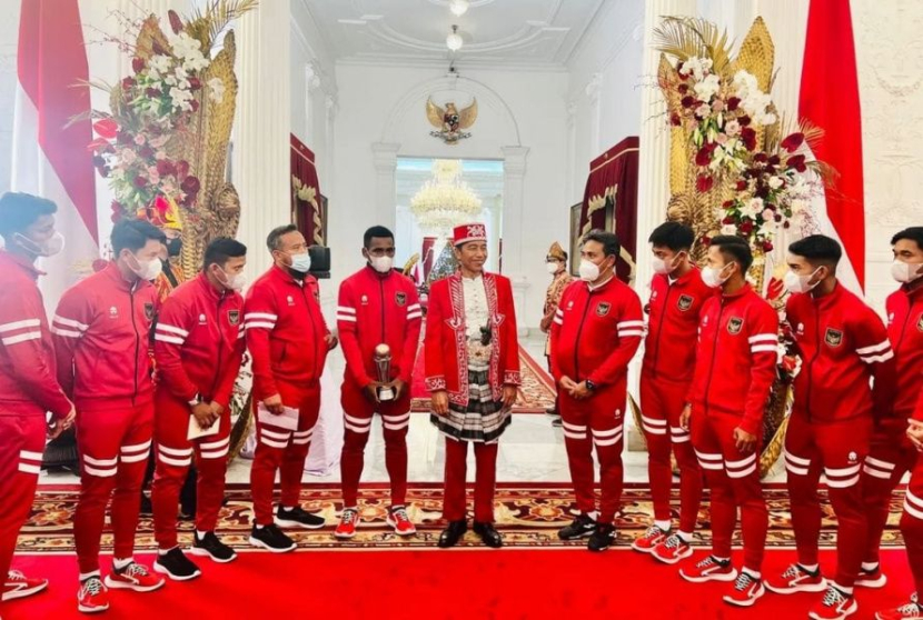 Presiden Joko Widodo menerima timnas U-16 di Istana Merdeka, Jakarta, Rabu (17/8/2022).