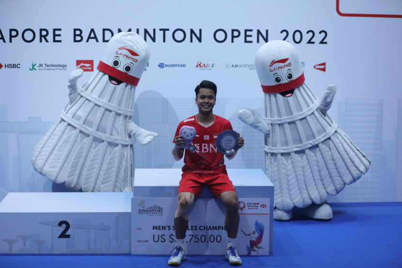 Pemain tunggal putra Indonesia, Anthony Sinisuka Ginting menjadi juara di Singapore Open 2022. Usai memastikan kemenangannya, Ginting langsung membanting raketnya.