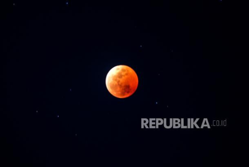 Ilustrasi gerhana bulan. Link Live Streaming Gerhana Bulan Penumbra 5-6 Mei 2023, Jangan Lewatkan Malam Ini. Foto: ANTARA FOTO/Indrayadi TH