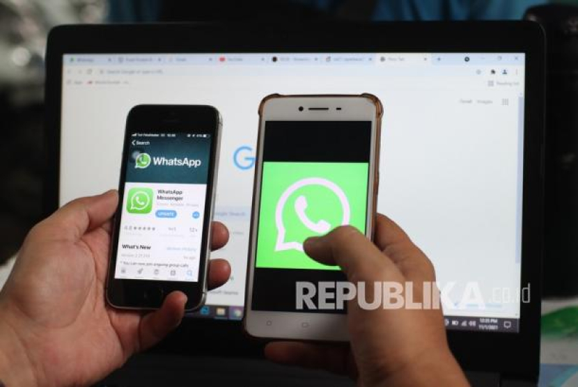 Warga mengamati fitur WhatsApp pada ponsel miliknya di Jakarta. WhatsApp Kembangkan Fitur Pesan Video untuk Pengguna iPhone. Foto: Antara/Reno Esnir