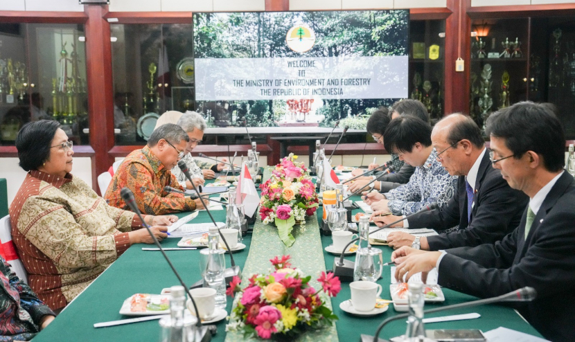 Menteri Lingkungan Hidup dan Kehutanan (LHK) RI, Siti Nurbaya (kiri), menerima kunjungan Menteri Lingkungan Hidup Jepang, Yagi Tetsuta, dan delegasi Jepang, di Kantor Kementerian Lingkungan Hidup dan Kehutanan, Jakarta, Rabu (21/8/2024). (Foto: Kemen LHK)