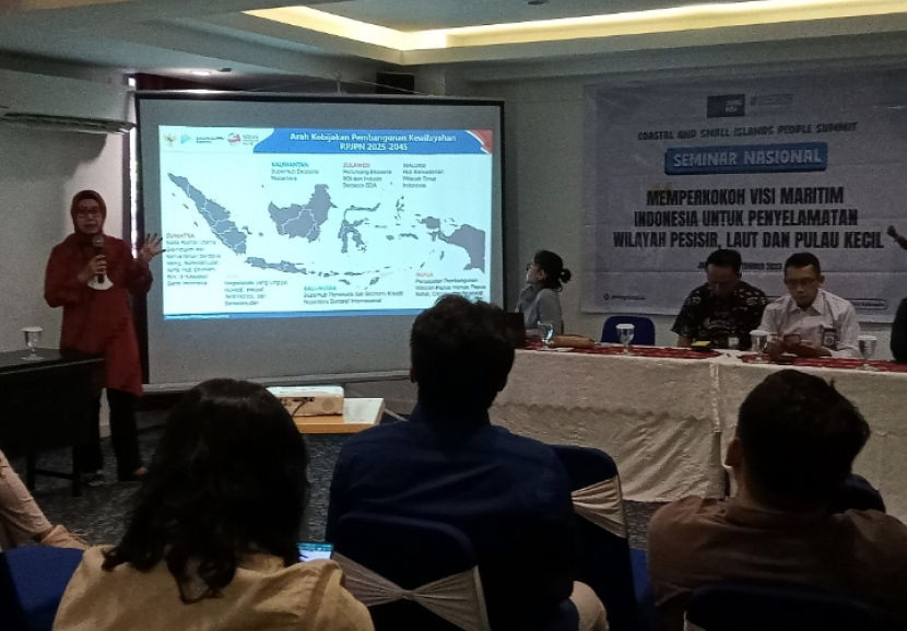 Plt Direktur Kelautan dan Perikanan Bappenas Dr Sri Yanti JS sedang berbicara di seminar Memperkokoh Visi Maritim Indonesia. Ia menyebut pada 2045 Indonesia menjadi negara nusantara.