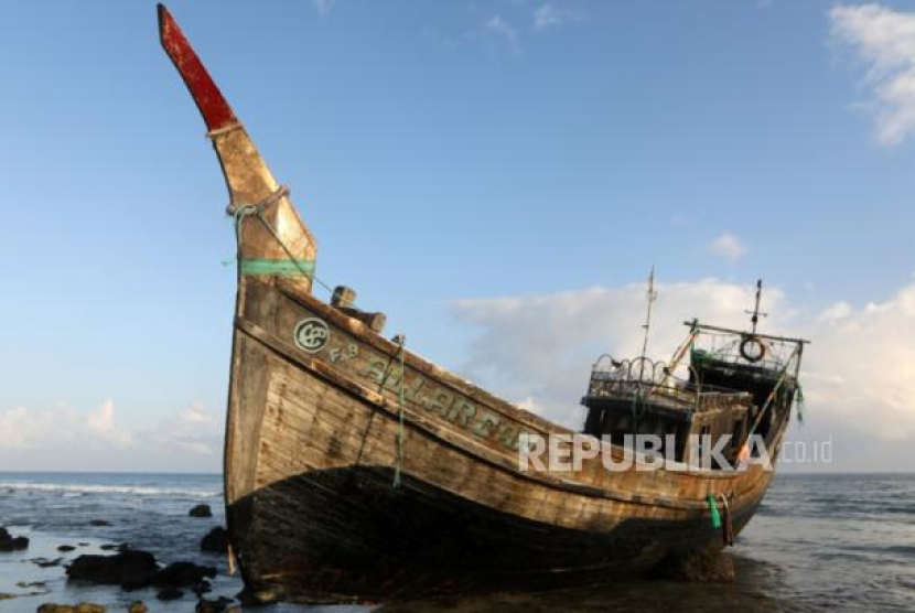 Perahu pengungsi Rohingya terdampar di pantai, Sabang, Provinsi Aceh, Indonesia (19/12/2023). (EPA-EFE/HOTLI SIMANJUNTAK)