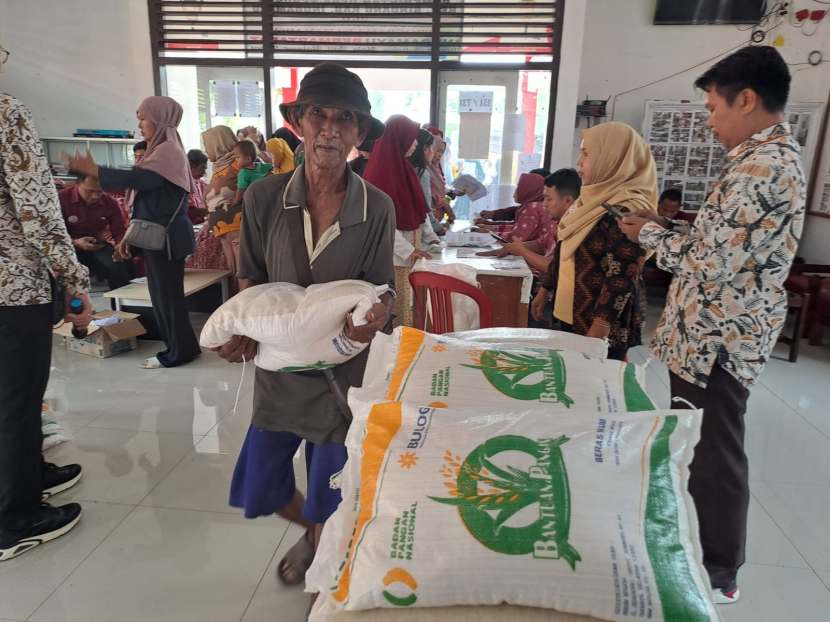 (ILUSTRASI) Seorang warga menerima beras bantuan pangan di Desa Terusan, Kecamatan Sindang, Kabupaten Indramayu, Kamis (1/2/2024). (Lilis Sri Handayani)