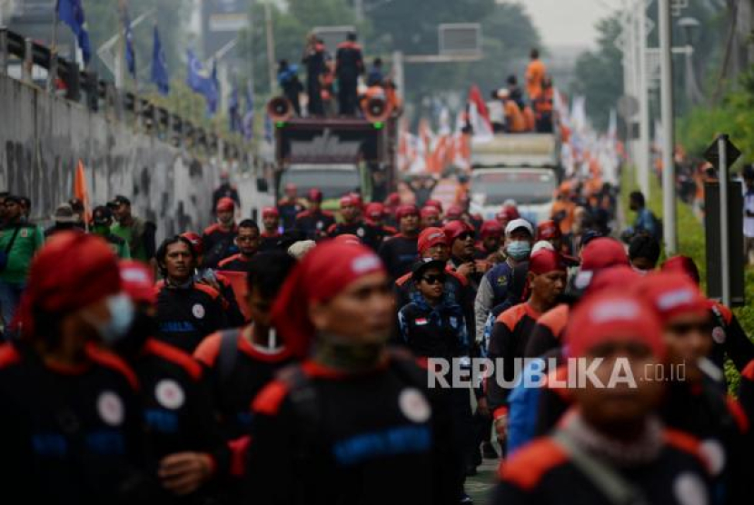 Massa dari elemen serikat buruh berjalan menuju gedung DPR RI untuk menggelar aksi unjuk rasa di Jakarta, Rabu (15/6/2022). Foto: Republika/Thoudy Badai