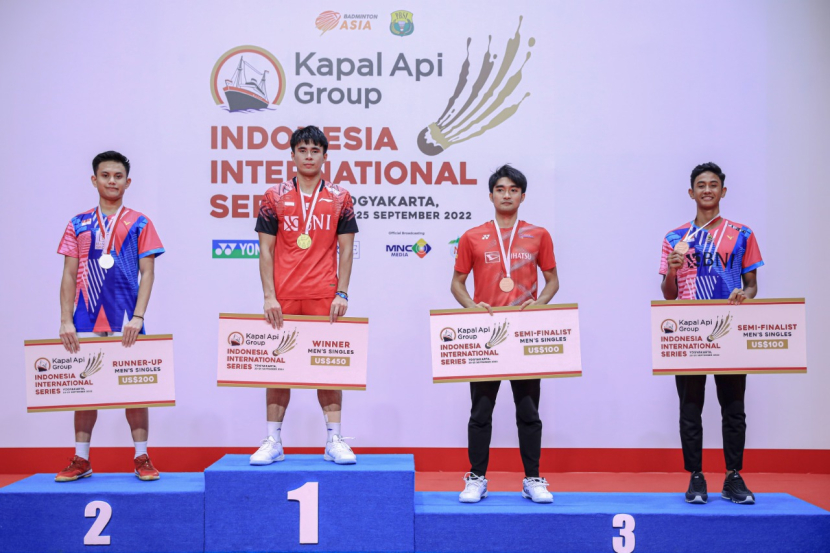 Pemain tunggal putra Ikhsan Leonardo Imanuel Rumbay jadi yang terbaik dalam turnamen bulutangkis Kapal Api Indonesia International Series 2022.