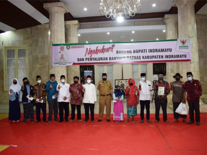 Program ‘Ngabuburit Bareng Bupati’ memberikan bantuan kepada imam masjid, marbot, anak yatim piatu dan janda jompo. (Diskominfo Indramayu) 