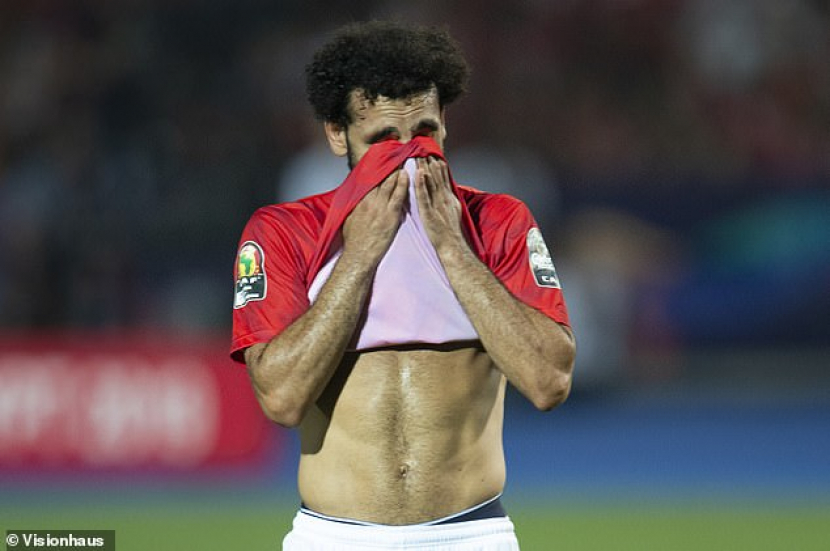 Mohamed Salah terlihat menyeka air mata setelah gagal membawa Mesir menjuarai Piala Afrika 2021. (Foto: Mailonline).