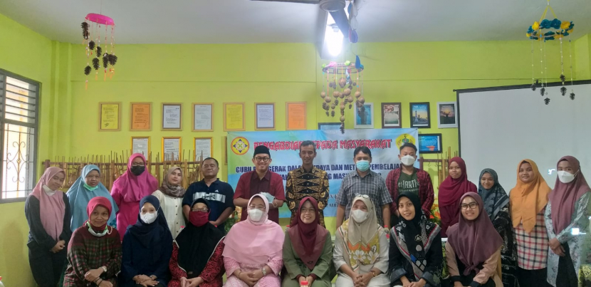 Dosen Unpam dan guru SMP Islam Parung berpose bersama dalam kegiatan PKM