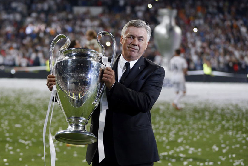 Carlo Ancelotti mengangkat trofi Liga Champions di Santiago Bernabue. Ia memenangkanya bersama Real Madrid pada musim 2014. (Foto: EPA-EFE)