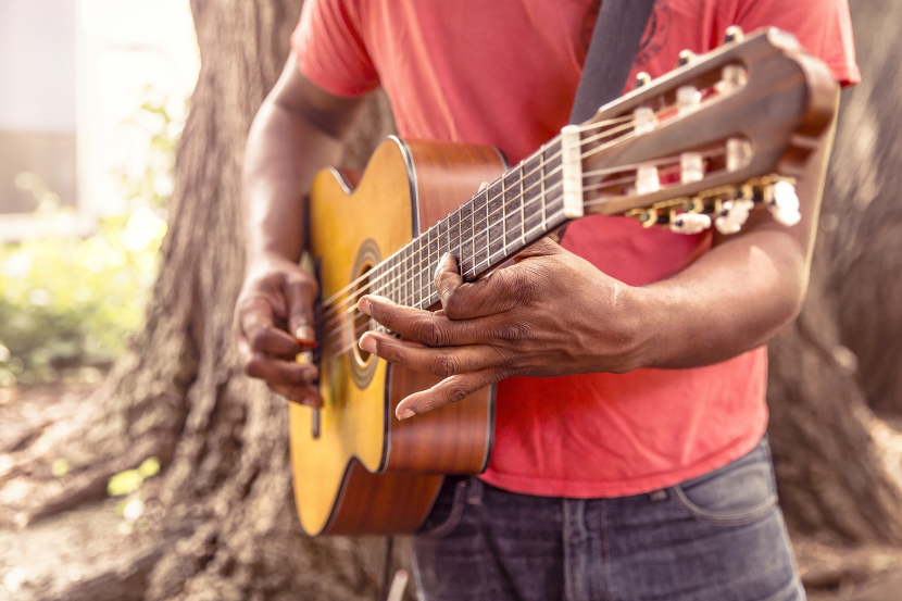 Seorang pria menyanyikan lagu Tiara (ilustrasi). Foto: Pixabay/RyanMcGuire