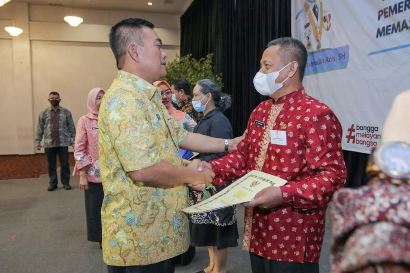 Wali Kota Cirebon, Nashrudin Azis (kiri) memberikan penghargaan kepada PNS yang akan memasuki purnabakti. (Diskominfo Kota Cirebon)