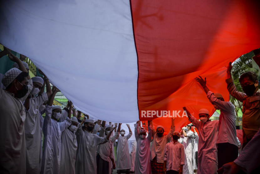 Sejumlah santri saat membentangkan bendera Merah Putih di Pondok Pesantren Asshiddiqiyah, Kebon Jeruk, Jakarta, Jumat (22/10/2022). Dok Republika/Putra M Akbar