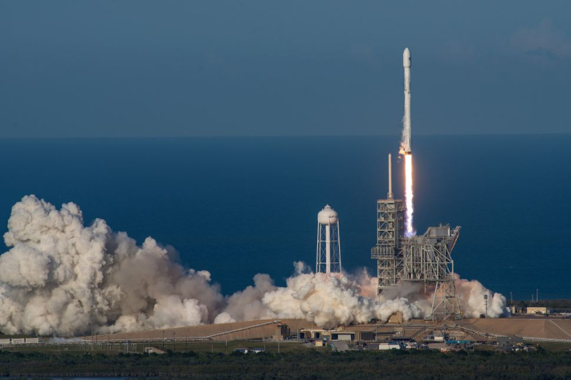 Roket SpaceX Falcon 9 dengan tahap pertama meluncurkan satelit komunikasi SES-10 dari Kennedy Space Center di Florida pada 30 Maret 2017. Gambar: SpaceX