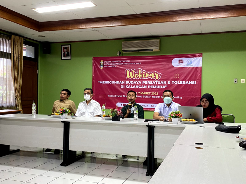 Webinar nasional mengusung tema Meneguhkan Budaya Persatuan dan Toleransi di Kalangan Pemuda, Senin (7/2/2022) di Gedung ITB Ahmad Dahlan Jakarta Kampus Ciputat. Webinar ini digelar Dewan Pimpinan Daerah Ikatan Mahasiswa Muhammadiyah DKI Jakarta berkolaborasi dengan Pergerakan Milenial Nusantara (Permana).