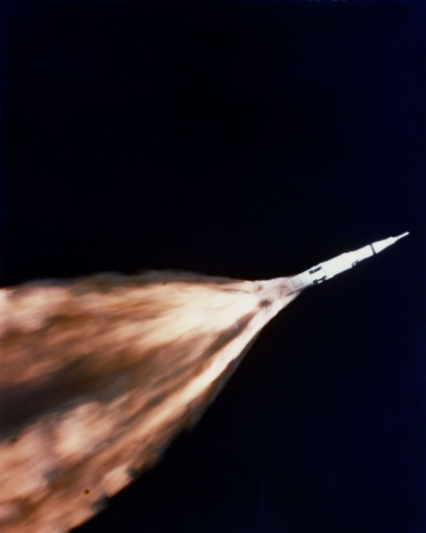 Misi Apollo 6 NASA meluncurkan uji terbang terakhir roket bulan Saturn V dari Kennedy Space Center di Cape Canveral, Florida pada 4 April 1968. Gambar: NASA