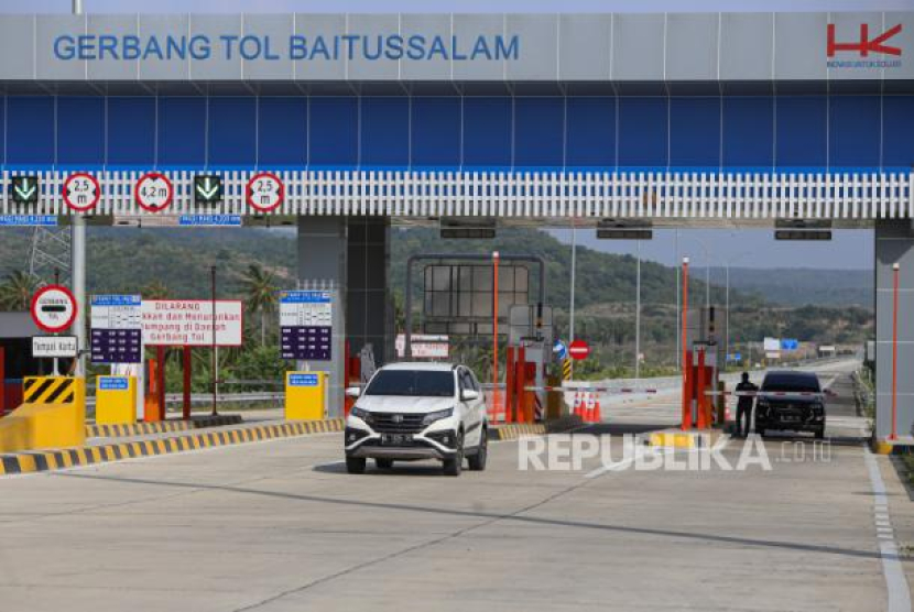 Kendaraan melintas di Gerbang Tol Baitussalam jalan tol Trans Sumatera ruas Sigli-Banda Aceh (Sibanceh), Aceh Besar, Aceh, Sabtu (15/4/2023). Jalan Tol Trans Sumatera (JTTS) ruas Sigli-Banda Aceh seksi 5 dan 6 (Blang Bintang-Baitussalam) dibuka secara fungsional dengan menerapkan tarif gratis mulai 15-30 April atau selama arus mudik dan balik Hari Raya Idul Fitri 1444 Hijriyah. Mudik Lebaran, Perhatikan Adab Bepergian dalam Islam. Foto: Antara/Khalis Surry 