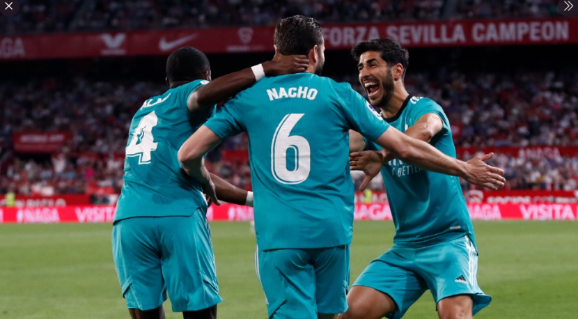 Bek Real Madrid, Nacho (tengah), melakukan selebrasi usai mencetak gol yang membuat kedudukan imbang 2-2 atas tuan rumah Sevilla FC di la La Liga Spanyol. (Twitter/@realmadriden)